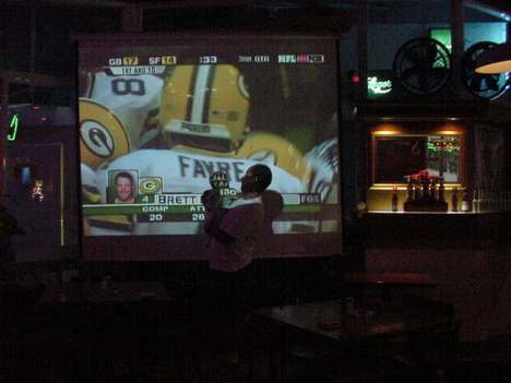 Cancún 2002, Restaurante Outback. Durante la transmisión del partido que aparece en la pantalla.